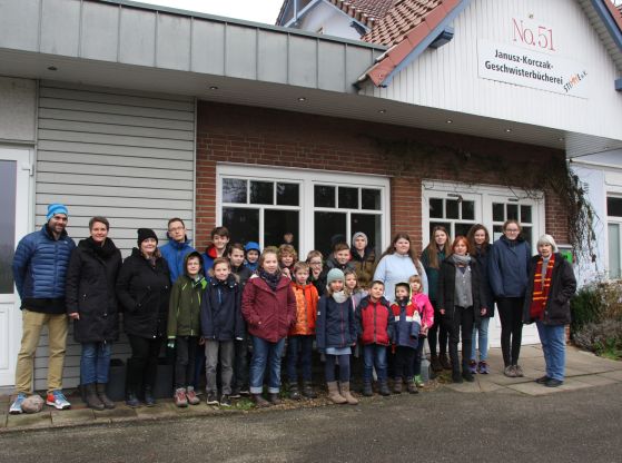 Geschwisterkinder bei einer Tagung